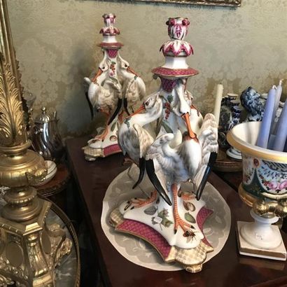 Paire de bougeoirs en porcelaine polychrome...