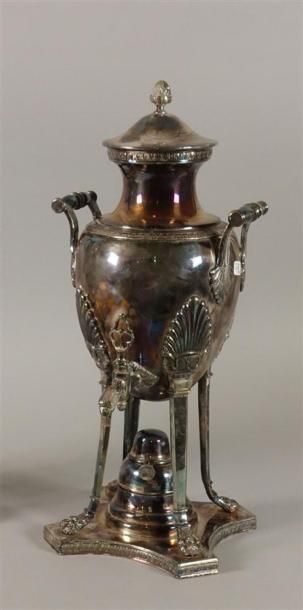 Samovar en métal argenté quadripode reposant...