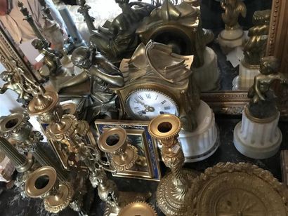Garniture de cheminée comprenant :
- Une...