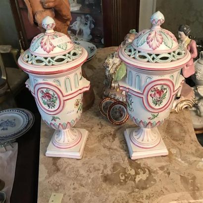 Paire de pots-pourris en forme de vases à...