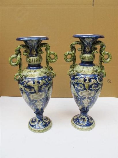 ITALIE
Paire de vases en faïence à décor...