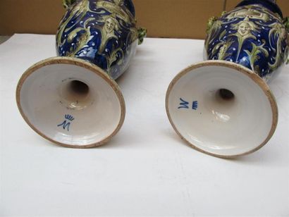 ITALIE
Paire de vases en faïence à décor...
