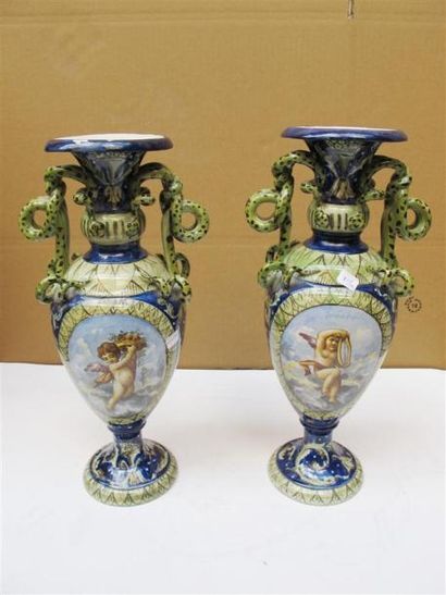 ITALIE
Paire de vases en faïence à décor...