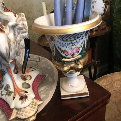 Paire de vases Médicis en porcelaine de Paris...