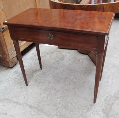 Petite table en bois naturel ouvrant par...