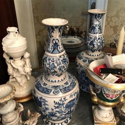 DELFT 
Paire de hauts vases à col étroit...
