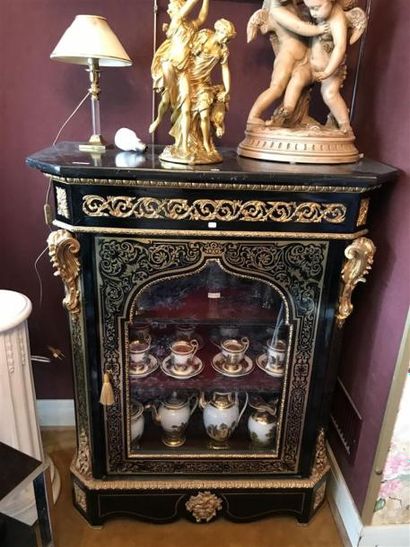 Meuble à hauteur d'appui en marqueterie de...