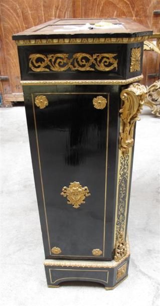 Meuble à hauteur d'appui en marqueterie de...