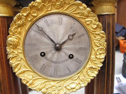 Pendule portique à décor de placage alterné...