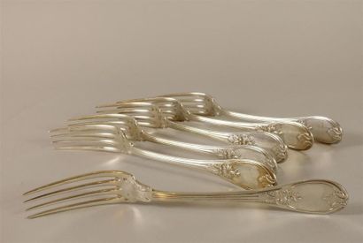 Six fourchettes en argent à décor de feuillages...