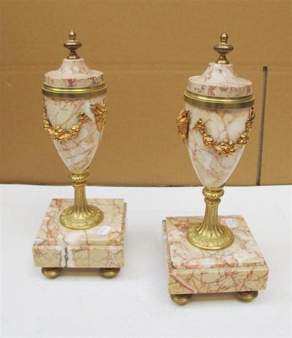 Paire d'urnes couvertes en marbre rose et...