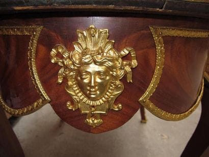 Grand guéridon oblong en bois marqueté, ornementation...