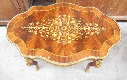 Grand guéridon oblong en bois marqueté, ornementation...
