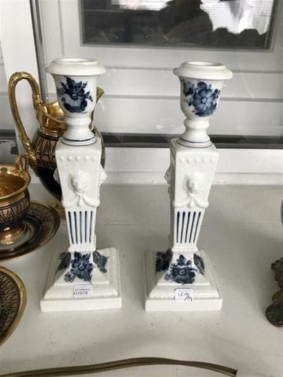 ROYAL COPENHAGUE
Paire de bougeoirs en porcelaine...