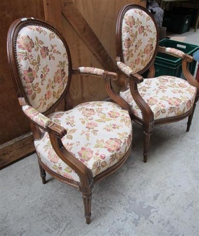 Fauteuil à dossier cabriolet, pieds cannelés.
Époque...
