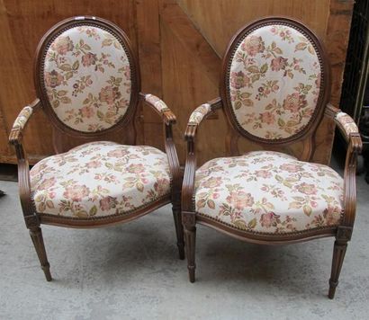 Fauteuil à dossier cabriolet, pieds cannelés.
Époque...