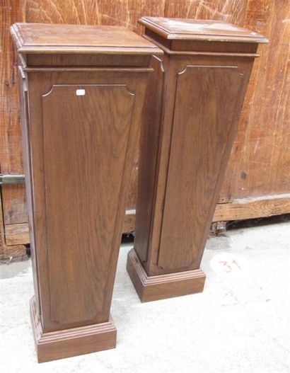 Paire de gaines tronconiques en bois naturel.
Style...