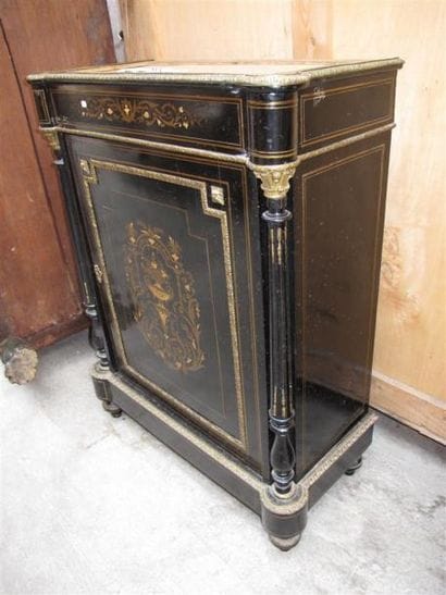 Meuble à hauteur d'appui en bois noirci à...