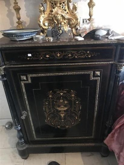 Meuble à hauteur d'appui en bois noirci à...