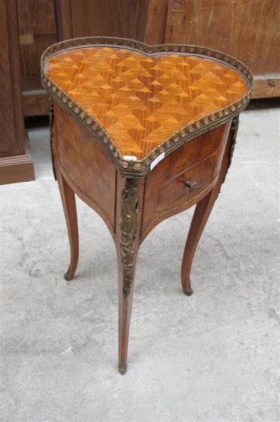 Petite table tripode en marqueterie en forme...