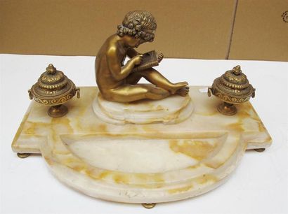 Encrier en onyx et bronze doré.
XIXe siècle.
Long....
