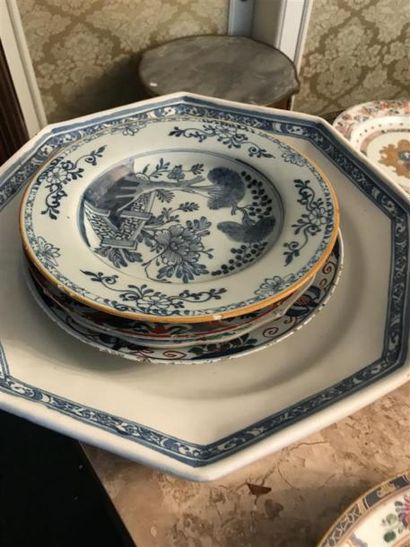 DELFT 
Assiettes en faïence. 