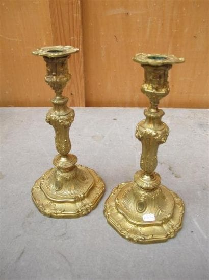 Paire de flambeaux en bronze doré.
Style...