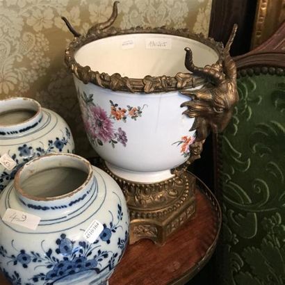 Cache-pot en porcelaine blanche à décor de...