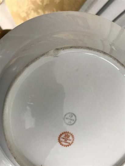 SÈVRES
Deux assiettes creuses monogrammées...