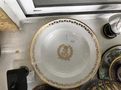 SÈVRES
Deux assiettes creuses monogrammées...