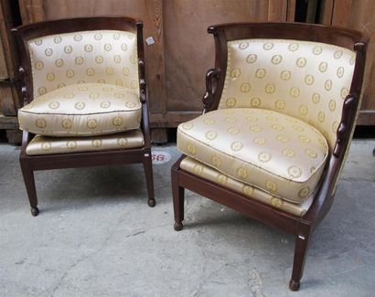 Paire de chaises gondoles en acajou et placage...