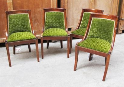 Quatre chaises gondoles en acajou et placage...