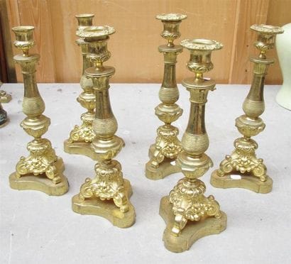 Suite de six flambeaux tripodes en bronze...