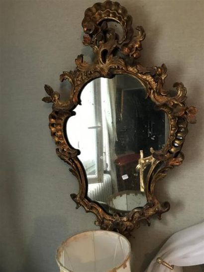 Paire de miroirs italiens en bois doré.
Style...