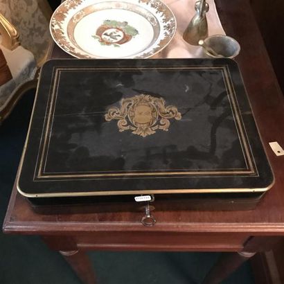 Coffret en bois noirci et filets de cuivre,...