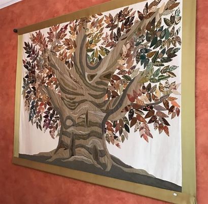 Large patchwork en tissu figurant un arbre 
Haut....