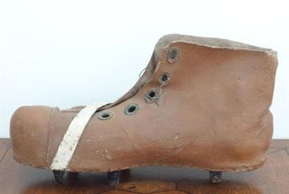 RUGBY
Enseigne en forme de chaussure en cuir...
