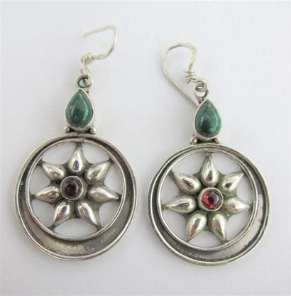 Paire de pendants d'oreilles en argent à...