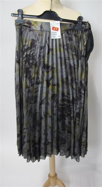 H&M
Lot comprenant :
- Robe léopard. Taille...
