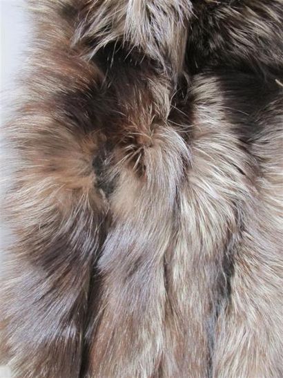 Étole en renard.
Long. : 180 cm ; Larg. :...