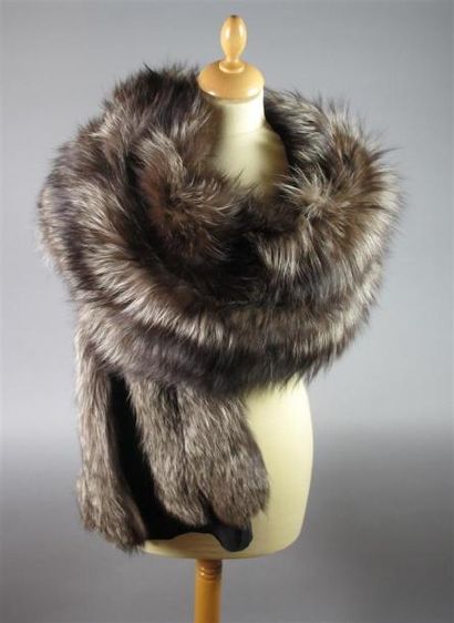 Étole en renard.
Long. : 180 cm ; Larg. :...