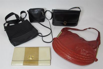 Lot de cinq sacs à main divers dont une pochette...