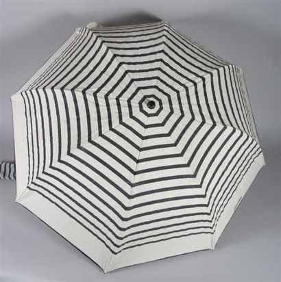 Jean Paul GAULTIER
Parapluie blanc à rayures...