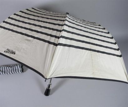 Jean Paul GAULTIER
Parapluie blanc à rayures...