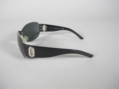 Ralph LAUREN
Lunettes de soleil noires.
(Bon...
