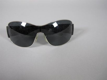 Ralph LAUREN
Lunettes de soleil noires.
(Bon...