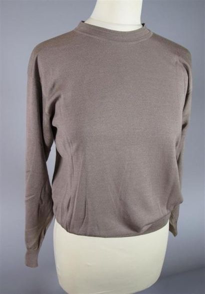 Lot de trois pulls :
- Rayé sur fond noir...