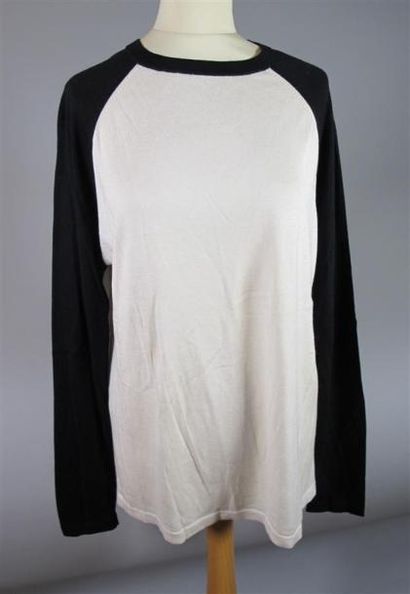 Lot de trois pulls :
- Rayé sur fond noir...