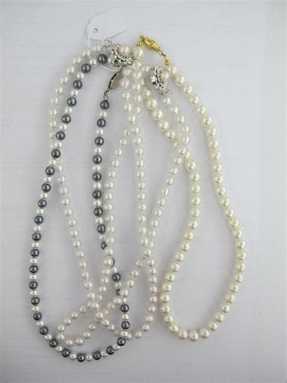 Quatre colliers de perles fantaisie.