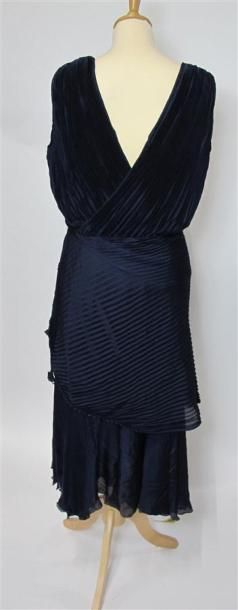 Lot comprenant :
- Robe longue du soir plissée...